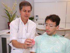 Dr. Jaume Janer atendiendo a un paciente - Clínica Janer Ortodoncia