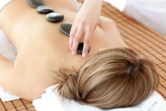 Masaje con piedras calientes - MIC Wellness