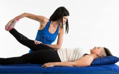 Anna Hervàs realizando estiramientos - Fisio a Casa