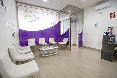 Entrada a la clínica. Recepción y sala de espera - Espacio Dental Jaén