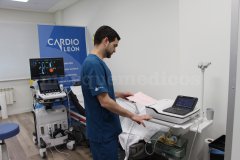 Cardiólogo realizando un electrocardiograma - Cardio León