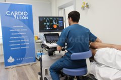 Cardiólogo realizando un ecocardiograma - Cardio León
