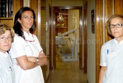 La doctora y sus auxiliares en la consulta - Belén Conejo Fernández