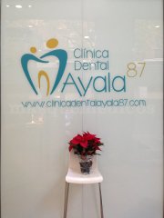 Entrada a la Clínica - Clínica Dental Ayala 87
