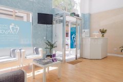 Recepción y sala de espera - Clínica Dental Ayala 87