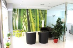 Sala de espera con rincón infantil - Clínica Dental Gran Via de San Francisco