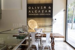 Entrada a la clínica - Oliver & Alcázar