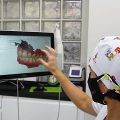 Doctora Olga Ajejas realizando tratamiento de ortodoncia invisible - Olga Ajejas Bazán