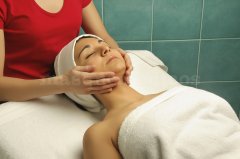 Masaje facial en un tratamiento de fisioterapia estética - Alfisio