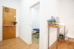 Entrada a un gabinete - Fisiosalud+ Malasaña