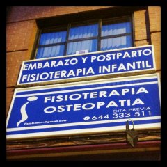 Cartel de la consulta en la fachada del edificio - Fisioterapia Baram