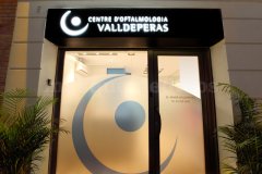 Entrada a la clínica - Xavier Valldeperas Belmonte