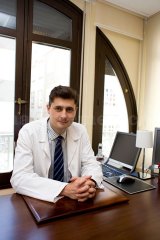 El Dr. Valdés en su despacho - Jorge Valdés Hernández