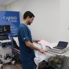 Cardiólogo realizando un electrocardiograma - Cardio León